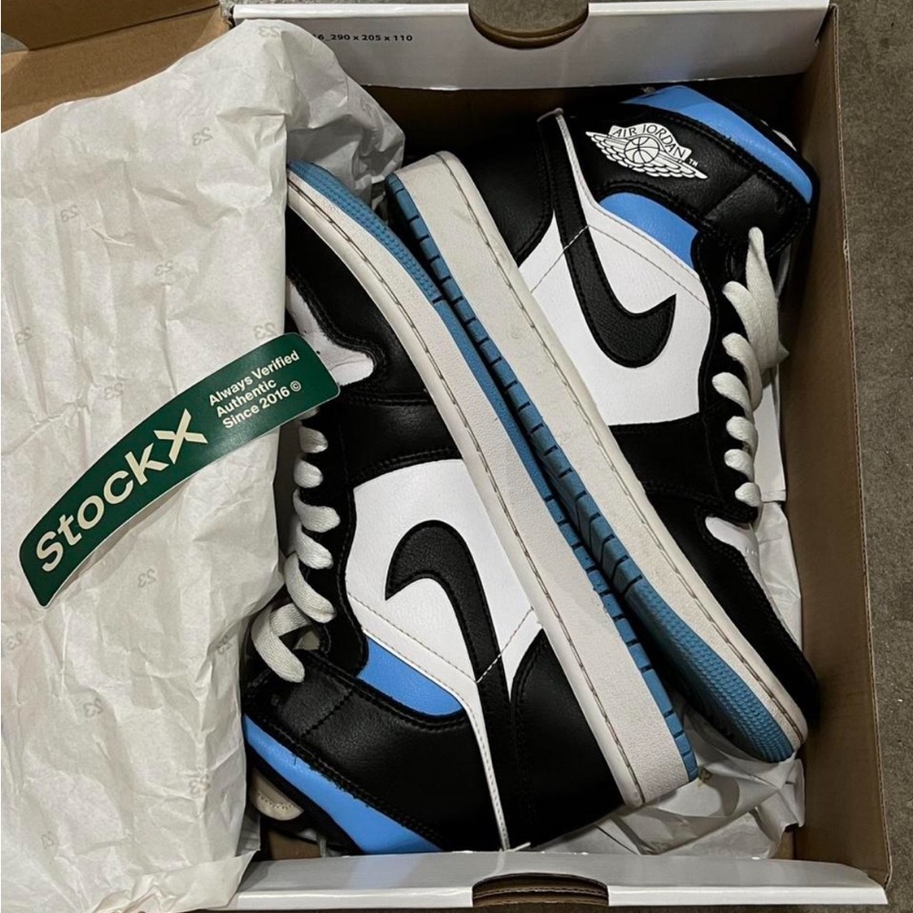 Nike Air Jordan 1 University Blue